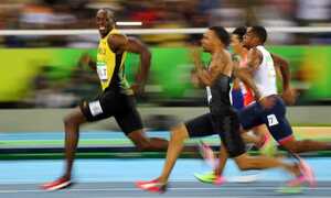 Khoảnh khắc 'tia chớp' Usain Bolt vừa chạy vừa mỉm cười ngoái nhìn đối thủ