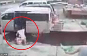 'Hố tử thần' khổng lồ đột ngột há miệng, nuốt chửng người trên phố