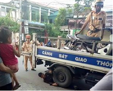 Nam thanh niên nằm ôm bánh xe ô tô ăn vạ khi bị cảnh sát bắt