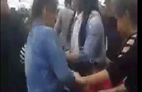 Nhóm thiếu nữ cầm tuýp sắt đánh hội đồng 2 cô gái