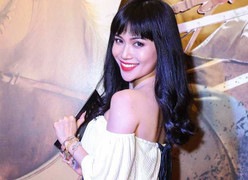 Sĩ Thanh khoe vai trần gợi cảm