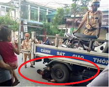 Ôm bánh xe CSGT để ‘ăn vạ’, nam thanh niên bị phạt bao nhiêu tiền?