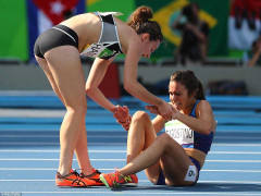 VĐV Mỹ và New Zealand dìu nhau về đích sau khi vấp ngã trên đường đua