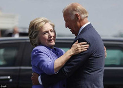 Video: Bà Hillary 'bối rối' khi bị phó Tổng thống Mỹ ôm quá lâu