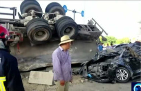 Xe bồn chở xi măng chổng bánh lên trời sau khi nghiền nát ôtô con