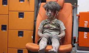 Bức ảnh cậu bé Syria sau cuộc không kích khiến cả thế giới bàng hoàng