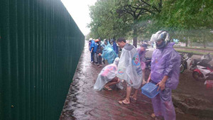 Nhộn nhịp 'lễ hội' bắt cá trên phố Thủ đô trong bão số 3