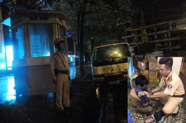 Chuyện cảm động của chiến sỹ CSGT Hà Nội trong cơn bão số 3