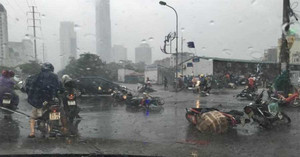 Tin mới nhất về cơn bão số 3 Thần Sét: Gió giật cấp 8 quét qua Hà Nội