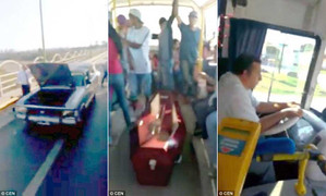 Xe tang hỏng, người nhà bắt... xe buýt đưa quan tài đến nghĩa trang