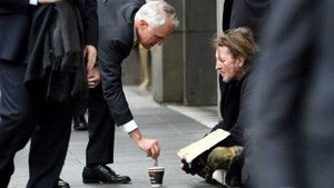 Cho người ăn xin 85.000 đồng, Thủ tướng Australia bị chê keo kiệt, 'diễn sâu'