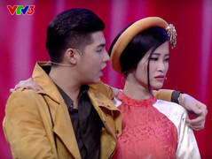 Noo Phước Thịnh hết ôm rồi lại nắm chặt tay Đông Nhi