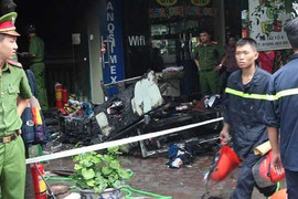Lửa bao trùm nhà 5 tầng, 2 mẹ con thương vong