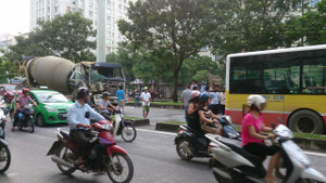 Xe bồn húc vào đuôi xe buýt, hành khách la hét hoảng sợ