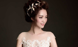 Á hậu Thuỵ Vân mặc váy cưới lộng lẫy, cảm giác bồi hồi như lên xe hoa