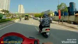 Pha dừng chờ đèn đỏ kết hợp tránh nắng 'kinh điển'