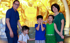 Trần Lực đưa vợ cùng ba con tới gặp danh ca Khánh Ly