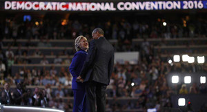 Hé lộ vụ bê bối có thể đặt dấu chấm hết cho con đường vào Nhà Trắng của bà Clinton