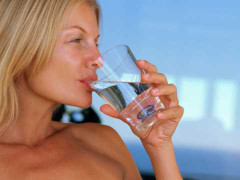 Nguy hiểm khôn lường khi uống không đủ nước