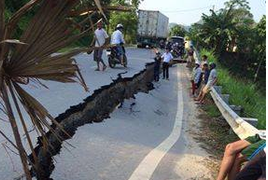 Hoảng hồn đi qua vết nứt khổng lồ trên quốc lộ ở Yên Bái