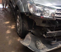 Nghi bắt cóc trẻ con, dân hò nhau đập nát ô tô