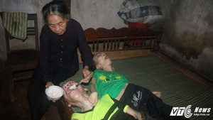 Xót xa cảnh mẹ già gần 90 tuổi nuôi hai con tật nguyền hơn 40 năm