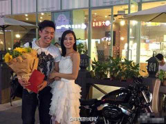 Cô gái nhà giàu đưa xe đắt tiền, sổ đỏ đi cầu hôn người yêu