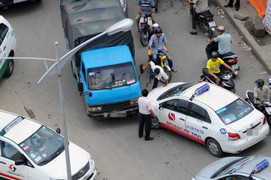 CSGT lấy thân mình đỡ đòn cho tài xế taxi bị hành hung