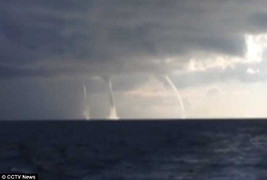 Hiện tượng cực hiếm: 3 vòi rồng hút nước cùng lúc ngoạn mục ở Trung Quốc