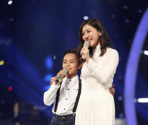 Hồ Văn Cường bẽn lẽn đáng yêu khi song ca cùng Văn Mai Hương