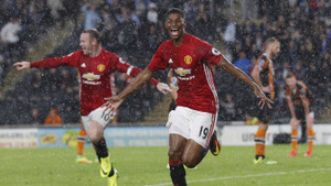 MU thắng Hull City: Mike Phelan kích hoạt Fergie Time, Mourinho toàn thắng cả 3 trận