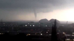 Vòi rồng khổng lồ đáng sợ như tận thế càn quét khu dân cư