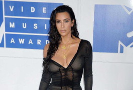 Dàn người đẹp xuyên thấu, thả rông gây náo loạn thảm đỏ