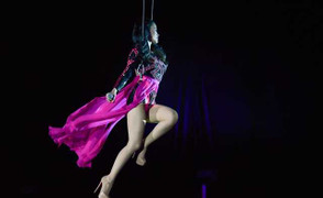 Tóc Tiên, Đông Nhi đu dây xuống sân khấu Hoa hậu Việt Nam 2016