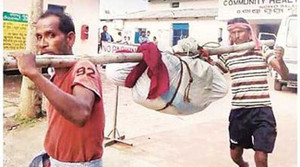 Nhân viên bệnh viện đạp gãy xác cụ bà 76 tuổi để tiện vận chuyển