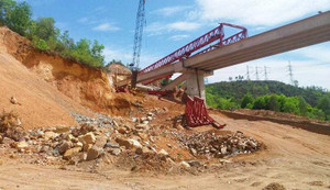 3 dầm cầu bất ngờ đổ sập