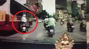 Hà Nội: Xe buýt vượt ẩu, suýt tông chết người đi xe máy