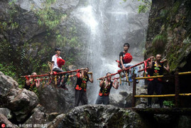 Trung Quốc: Tân sinh viên bỏ hàng ngàn Nhân dân tệ thuê kiệu làm Trạng Nguyên