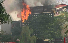 Hà Nội: Quán karaoke cháy ngùn ngụt, lửa lan xuống ôtô đỗ dưới đường