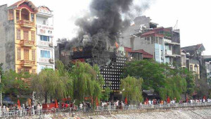 Quán karaoke bốc cháy dữ dội, hàng chục người hoảng loạn tháo chạy