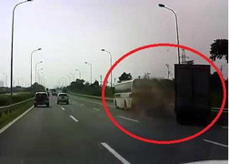 Xe khách chuyển làn, dừng đột ngột bị xe tải húc đuôi trên đại lộ Thăng Long