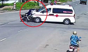 Clip xe cứu thương vượt đèn đỏ, hất tung người đi xe máy lên trời