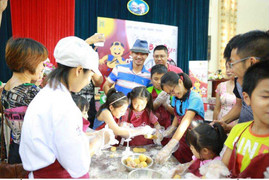 Xuân Bắc 'đội mưa, đội gió' đưa con trai đi học làm bánh trung thu