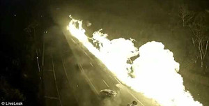 Xe chở 44.000 lít cồn phát nổ, nhấn chìm cao tốc trong biển lửa