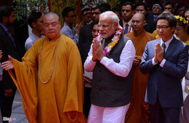 Thủ tướng Ấn Độ dâng hương ở chùa Quán Sứ