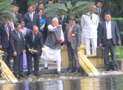 Thủ tướng Ấn Độ thăm Nhà sàn Bác Hồ