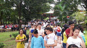 Loa công viên Thủ Lệ liên tục phát thông tin tìm trẻ lạc