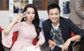 Chi Pu nhí nhảnh cùng Ngô Kiến Huy trong hậu trường The Voice Kids