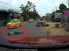 Vượt ẩu, thanh niên đi xe máy 'mài' mặt xuống đường