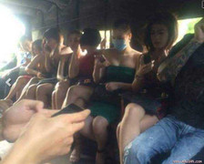 Hơn trăm 'dân chơi' Hải Phòng trong quán bar bị đưa về trụ sở cảnh sát